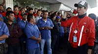 Perwakilan demonstran berorasi.