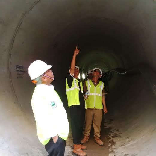 Masuk ke Perut Terowongan Ciliwung, Menteri Basuki Banjir Keringat