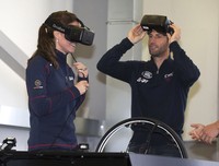 Awalnya, Kate dan William dijadwalkan akan menyaksikan tim Inggris di kejuaraan balap perahu layar, namun akibat cuaca buruk keduanya langsung berkunjung ke markas tim Inggris Range Rover BAR Racing Team. Ian Vogler/Pool/Getty Images/detikFoto.