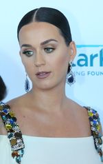 Katy Perry Eksis Bareng George W. Bush dan Bill Clinton