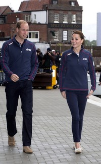Kate Middleton dan Pangeran William kompak mengenakan fleece jacket tim Inggris dari Henri Lloyd. Ian Vogler/Pool/Getty Images/detikFoto.