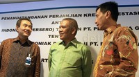 Wakil Direktur Utama BNI Suprajarto, Direktur Business Banking I BNI Herry Sidharta berbincang dengan Direktur Utama Petrokimia Gresik Hidayat Nyakman usai penandatanganan kerja sama di Jakarta.