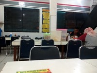 Tempatnya sangat sederhana dengan meja dan bangku yang tersusun di bagian dalam. Soto Sulung Koperia ini berada di kawasan Radio Dalam, Jakarta Selatan.