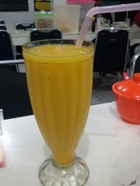 Tak banyak pilihan minuman, akan tetapi Anda dapat memesan jus buah mangga dengan warna kuning oranye dengan sensasi rasa segar.