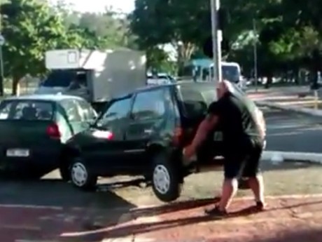 Bak Hercules, Pria Ini Angkat Sendiri Mobil Hatchback yang Parkir di Jalan Sepeda