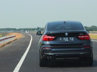 Menguji BMW X4 di Jalan Tol Terpanjang di Indonesia