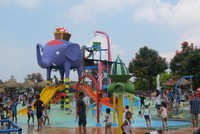 Di tengah Batu Secret Zoo ada taman rekreasi Fantasy Land yang dilengkapi berbagai wahana permainan dan waterpark (Fitraya/detikTravel)
