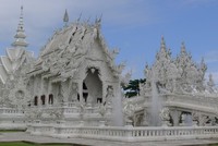 Bangunan asli Wat Rong Khun sudah ada sejak abad ke-10. Seniman lokal bernama Chalermchai kemudian menyulapnya sedemikian rupa hingga akhirnya dibuka untuk wisatawan pada 1997 (Sastri/detikTravel)