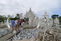 Traveler akan melewati jembatan menuju gedung utama, yang disebut The Cycle of Rebirth. Setelah itu Anda akan melewati Gate of Heaven, sebuah gerbang dengan 2 sosok penjaga yang dipercaya menentukan takdir kematian (Sastri/detikTravel)