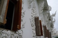Gedung utama adalah Ubosot, yang seluruh eksteriornya berwarna putih-emas. Bagian dalamnya tidak berwarna putih, melainkan cokelat yang didominasi kayu (Sastri/detikTravel)