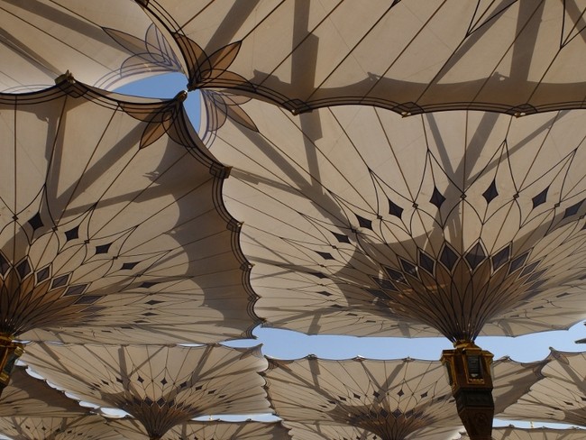 5 Fakta Menarik Payung Raksasa di Masjid Nabawi