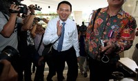 Kita diminta untuk diperiksa sebagai saksi kasus saudara Alek Usman, UPS, Kepolisian mau ngajuin ke pengadalin kan dia kan masih tambah data-data untuk bahan dia minta orang yang ngerti, tahu masalah ini,  salah satu yang dianggap tahu dan bisa menjelaskan banyak bahan adalah saya selaku Gubernur, kata Ahok sesaat baru tiba.     