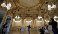 Sejumlah pengunjung menikmati keindahan interior bangunan Salle des Fetes di Musee d'Orsay. Stephane Mahe/Reuters/detikFoto.