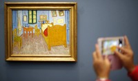 Pengunjung memotret lukisan  La Chambre de Van Gogh a Arles, 1888  (Kamar Tidur Van Gogh di Arles) karya seniman Vincent van Gogh. Stephane Mahe/Reuters/detikFoto.