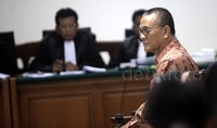 Rizal Abdullah yang merupakan Anak buah dari Gubernur Sumatera Selatan Alex Noerdin jalani sidang perdana.     