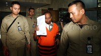 Sugiarto yang menjadi tersangka kasus korupsi pembangunan diklat pelayaran di Sorong tahap III keluar gedung KPK.