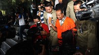 Sugiarto keluar dengan memakai rompi tahanan KPK.