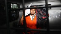 Sugiarto memasuki mobil tahanan KPK yang akan membawanya ke Rutan Guntur.
