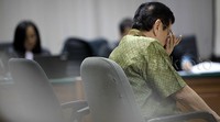 Willy tertunduk saat mendengarkan pembacaan vonis.