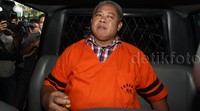 Amir langsung menuju mobil tahanan yang akan membawanya kembali ke Rutan Guntur.