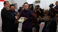 Ketua MPR Zulkifli Hasan menerima buku tersebut dari Chappy Hakim.
