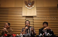 (Kiri ke kanan) Plt Pimpinan KPK Indriyanto Seno Adji, Plt Wakil Ketua KPK Johan Budi, dan Plt Deputi Penindakan KPK Ranu Miharja memberikan keterangan pers di kantornya, Rabu (29/7/2015).