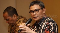 Johan Budi memberikan keterangan soal penetapan tersangka terhadap Gubernur Sumatera Utara Gatot Pujo Nugroho dan istri mudanya, Evy Susanti.