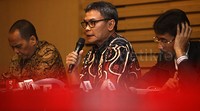 Johan Budi mengatakan, KPK akan memeriksa Gubernur Gatot dan Evy sebagai tersangka pekan ini atau pekan depan.