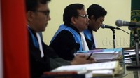 Sidang putusan digelar di Ruang Sidang Kartika, PTUN Jakarta, Jalan Sentra Primer Baru, Pulo Gebang, Jakarta Timur, Rabu (29/7/2015). Duduk dalam persidangan hakim ketua Ujang Abdullah, dan hakim anggota Indaryadi, serta Teguh Satya Bhakti.