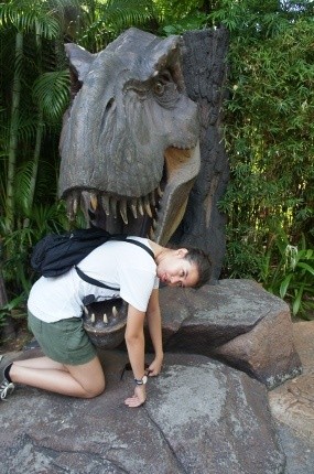 Roar! Yuki Kato Foto Bareng Dinosaurus