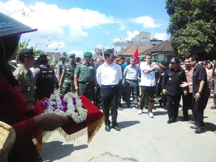 Blusukan ke Pelosok Trenggalek, Mentan Amran Disambut Meriah