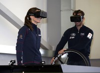 Kate Middleton bersama kapten tim Sir Ben Ainslie terlihat mencoba sebuah simulator perahu layar. Ian Vogler/Pool/Getty Images/detikFoto.