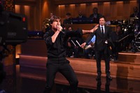 'Paradise By the Dashboard Light' dari Meatloaf juga dibawakannya secara kocak. Theo Wargo/NBC/Getty Images/detikFoto.