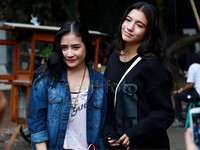 Prilly dan Cassie kini sama-sama membintangi sinetron 'Ganteng-ganteng Serigala'.