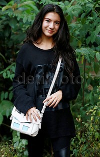 Meski tampil santai berbusana hitam, Cassie tetap terlihat cantik.