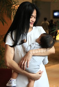 Donna Harun menggendong cucu kesayangannya, Mikaila Akyza Pratama. Pool/Palevi S/detikFoto.