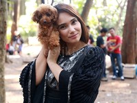 Ia membawa Britney kala syuting sebagai teman mengisi waktu break.