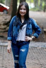 Double Denim Style ala Prilly Latuconsina, Keren Nggak Prillvers?