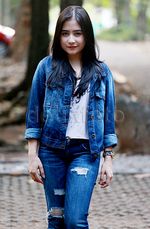 Double Denim Style ala Prilly Latuconsina, Keren Nggak Prillvers?