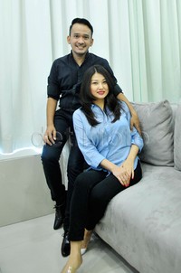 Ruben menemani Sarwendah melakukan perawatan sulam bibir dan eyeliner. Pool/Noel/detikFoto.