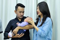 Mereka juga mengajak putri kesayangan mereka, Thalia Putri Onsu. Pool/Noel/detikFoto.