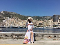 Mengenakan maxi dress putih dengan sentuhan warna cerah seperti ungu, kuning dan pink, Syahrini memamerkan kakinya yang mulus. (Instagram/princessyahrini)