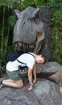 Pose kocak Yuki saat berpose dengan replika dinosaurus di wahana 'The Lost World' di Universal Studio Singapore (USS). (dok. Pribadi)