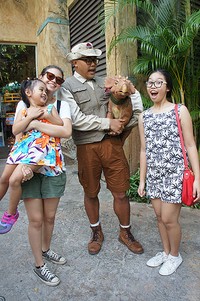 Bersama adik-adiknya, Yuki juga berfoto bersama salah satu bayi dinosaurus yang ada. (dok. Pribadi)