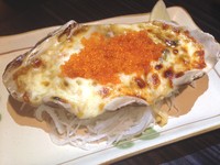 Scallop in Dynamite berupa cangkang kerang diberi isian scallop panggang dan jamur shiitake. Saus dynamite yang creamy dan agak pedas membaluri permukaannya. Taburan tobiko menjadi penyempurna sajian.