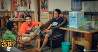Layaknya skripsi utuh, film produksi darihati Films ini membagi ceritanya ke dalam lima bab. Pendahuluan, Latar Belakang, Teori, Analisa dan Kesimpulan. Dimulai dari tiga sahabat bernama Sam Maulana (Mukhadly Acho), Sobar (Ajun Perwira) dan Ajep (Abdur Arsyad). (Dok Darihati Films)