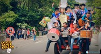 Usaha yang sepertinya 'layu sebelum berkembang' itu semakin diperparah dengan tenggat waktu skripsi Sam. Hatinya semakin hancur ketika dua temannya, Sobar dan Ajep sukses lulus lebih dulu. (Dok Darihati Films)
