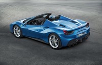 Untuk meningkatkan kenyamanan dalam kabin, model itu dilengkapi stopper angin belakang yang dapat disesuaikan melalui jendela kaca elektrik. Dengan serangkaian keunggulan tersebut model coupe  convertible tersebut lebih nyaman untuk digunakan di jalan daripada di sirkuit. Istimewa/dok Ferrari.