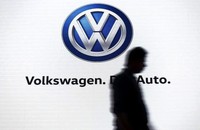 Seorang pria berjalan di dekat logo Volkswagen di New Delhi, India, beberapa waktu lalu. (Reuters/Anindito Mukherjee).     