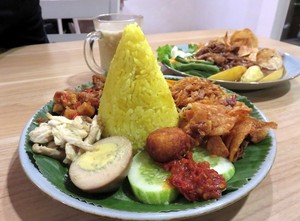 Selera Meener: Bernostalgia dengan Nasi Kuning Entjiem dan Bistik Ayam Berlauk Komplet